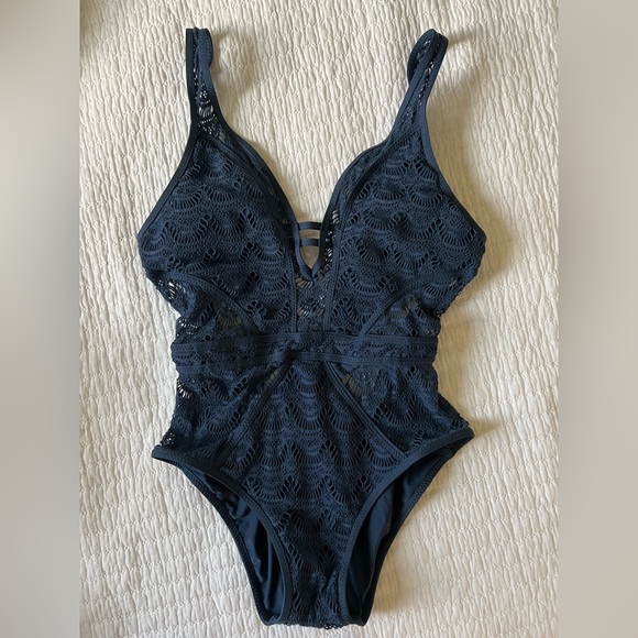 BECCA 1-piece swimsuit - Picture 3 of 5